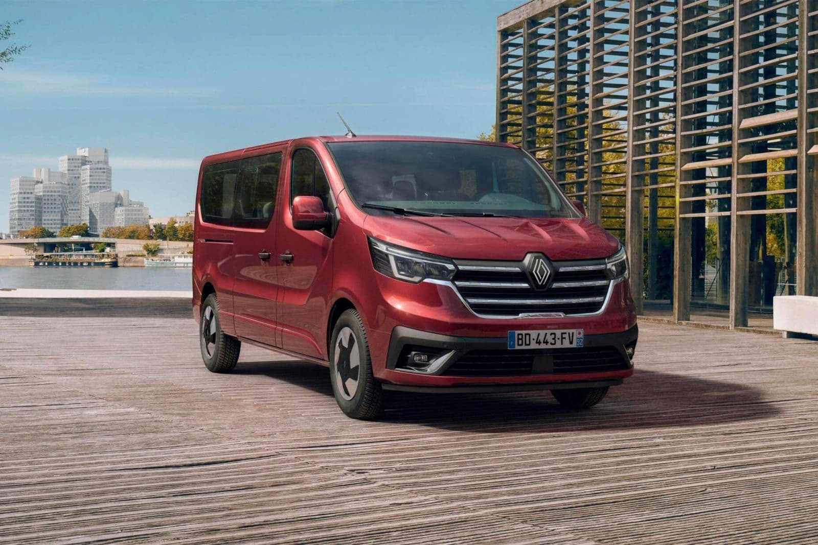Devítimístný Renault Trafic z boku